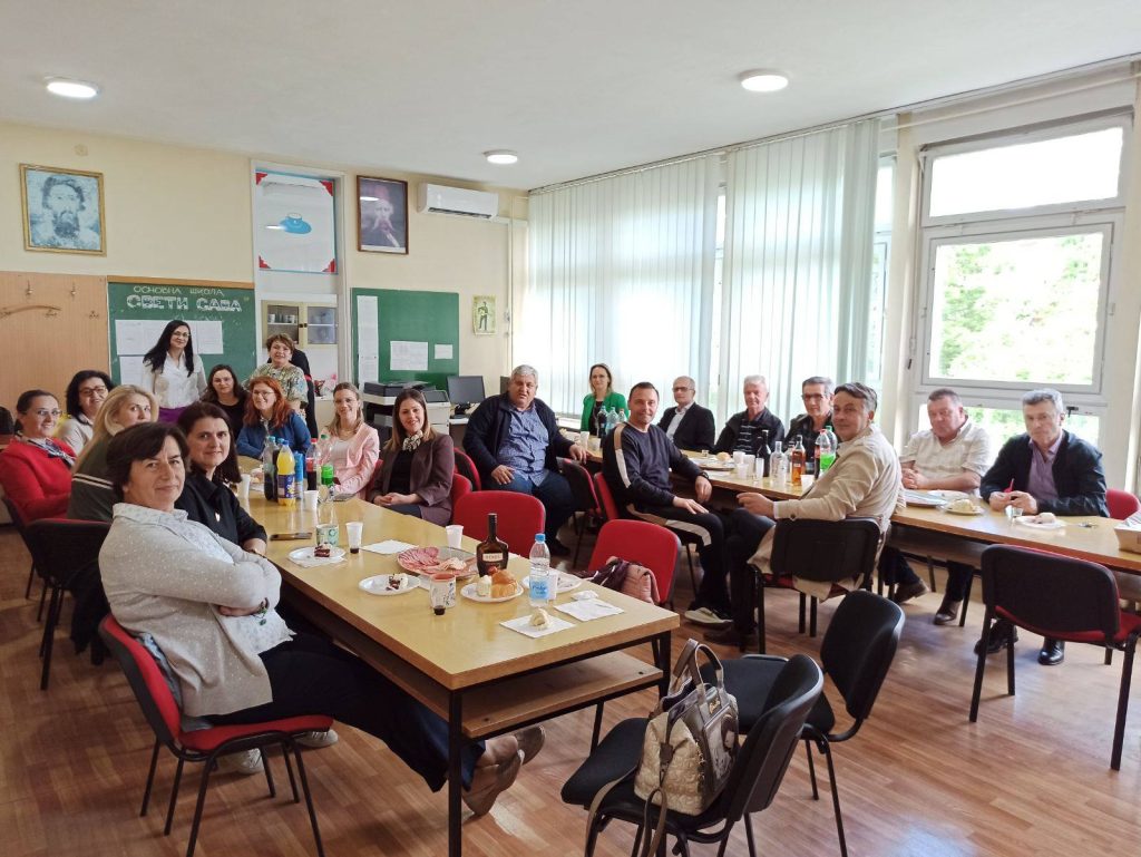 Kolektiv OŠ „Sveti Sava“ ispratio je Miru Đekanović u penziju